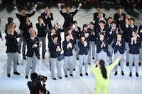 「ハピネス」のパフォーマンスの様子。