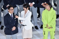 AI（右）に感想を伝える加藤条治（左）。