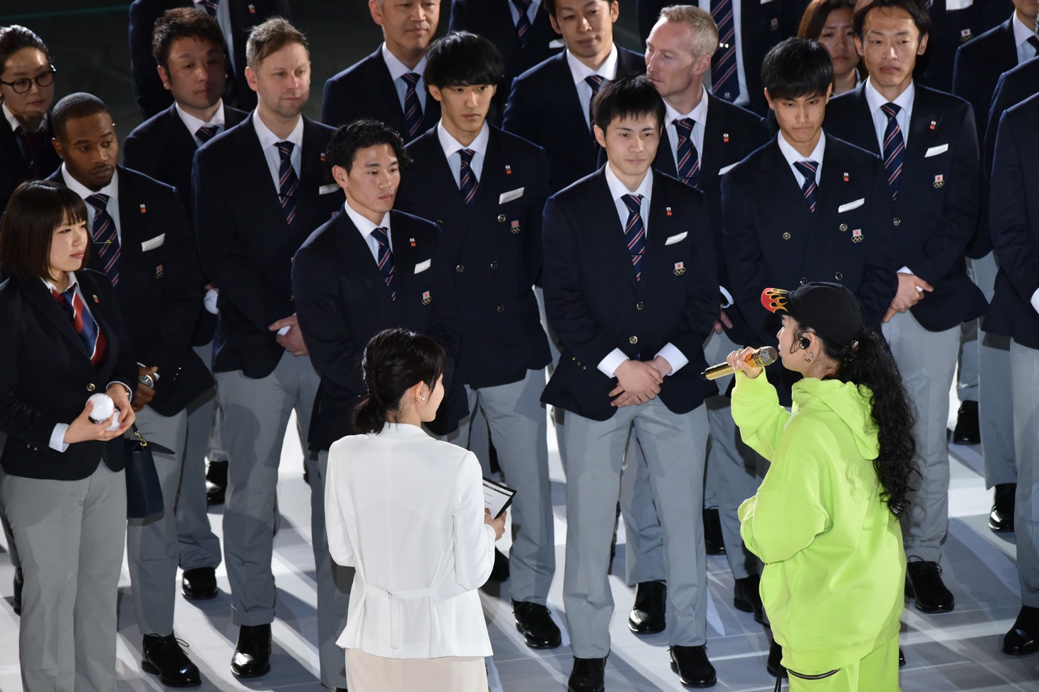 日本代表選手団にメッセージを送るAI（手前右）。