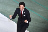 「燃やせ燃やせ！」と観客を煽る松岡修造。