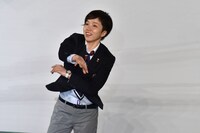 サインボールを投げる小平奈緒日本代表選手団主将。