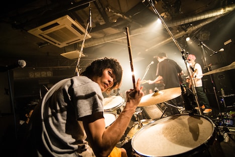 シミズヒロフミ（Dr）（Photo by Hikaru hagiwara）