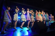 「なかよし」の曲中に“エア大縄跳び”を繰り広げる柳▽箱(RYUTistとハコイリ▽ムスメ)。