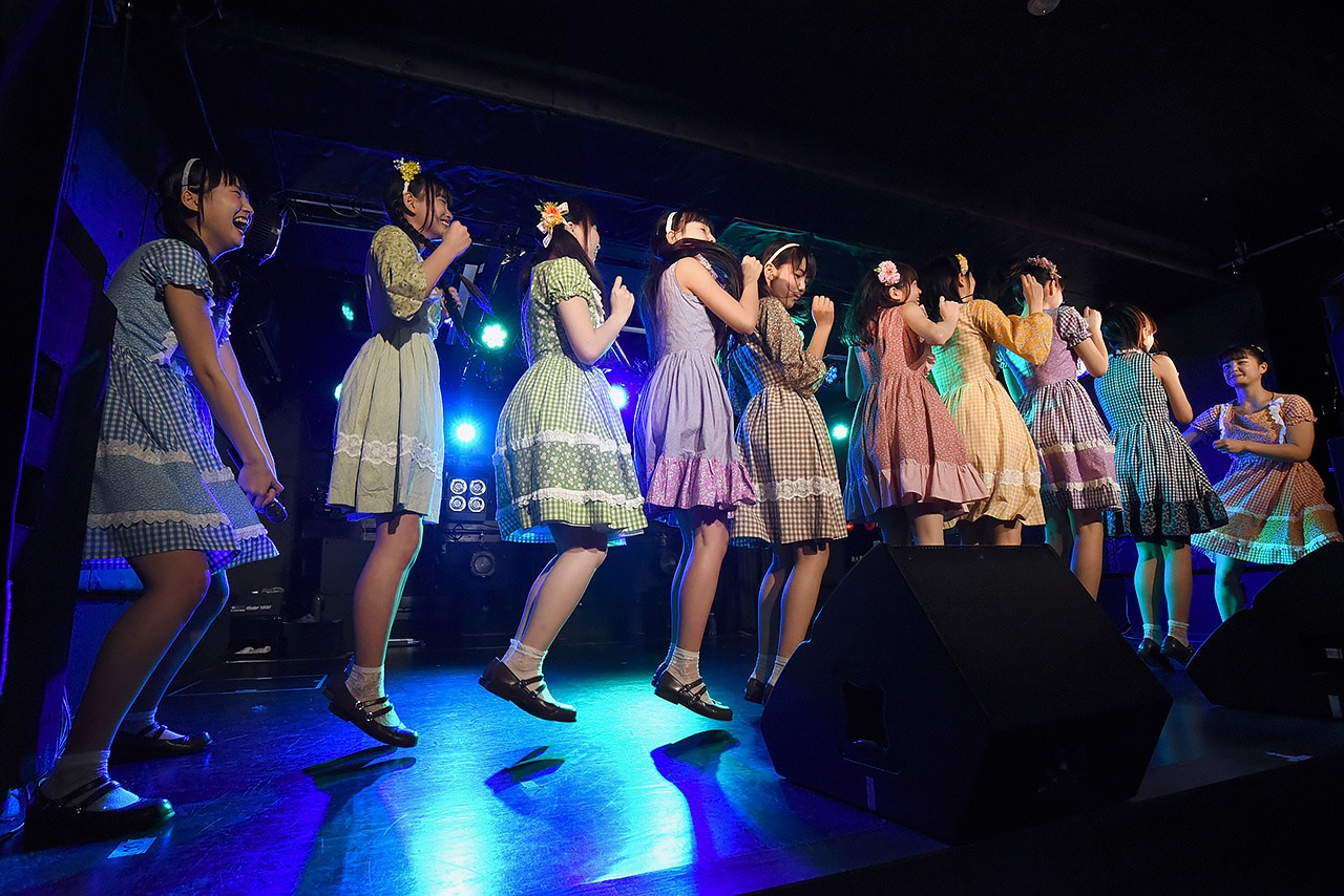 「なかよし」の曲中に“エア大縄跳び”を繰り広げる柳▽箱（RYUTistとハコイリ▽ムスメ）。
