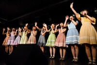 観客に手を振る柳▽箱（RYUTistとハコイリ▽ムスメ）。