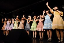 観客に手を振る柳▽箱（RYUTistとハコイリ▽ムスメ）。