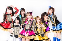 READY TO KISS。左から3番目が大川彩菜。