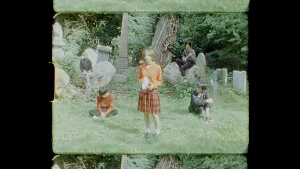 Luby Sparks「Thursday（Album Version）」のミュージックビデオのワンシーン。