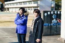 左から担任の先生役の伊藤一朗（Every Little Thing）、陸上部のエース役の會田海心。