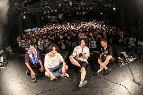 Shout it Out「GOODBYE MY TEENS」東京・LIQUIDROOM公演の集合写真。（撮影：南風子）