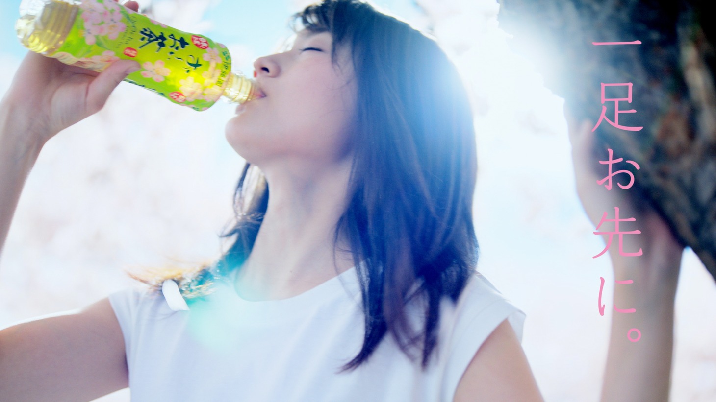 伊藤園「お～いお茶」新CM「新鮮、春一番」編のワンシーン。