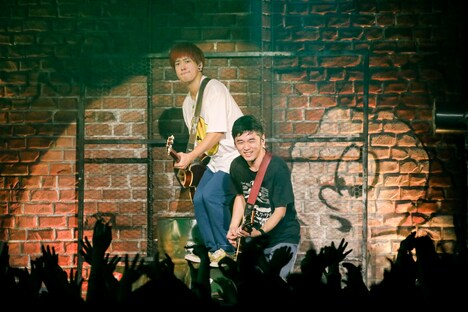 左からHIROKAZ（G）、RYU-TA（G, Cho）。（Photo by Viola Kam［V'z Twinkle］）