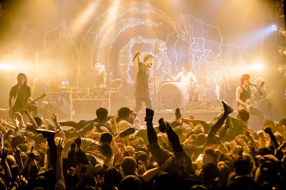 Crossfaith「10th ANNIVERSARY TOUR ONE MAN SHOWS - FAITH LASTS FOREVER -」福岡公演の様子。