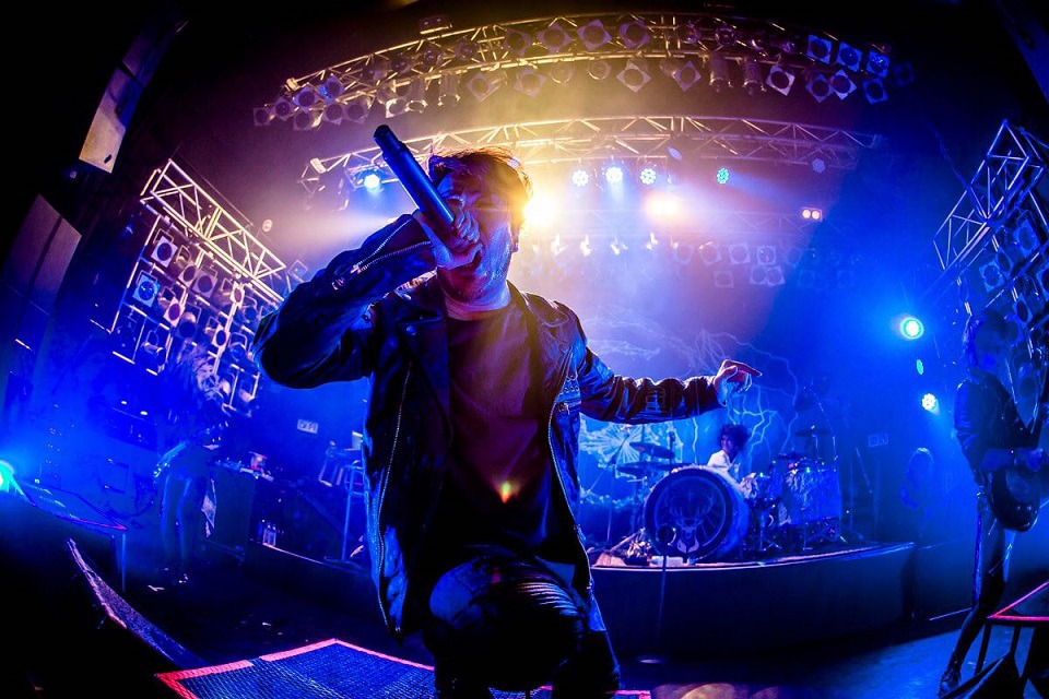 Crossfaith「10th ANNIVERSARY TOUR ONE MAN SHOWS - FAITH LASTS FOREVER -」福岡公演の様子。