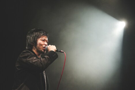 上中丈弥（Vo）（撮影：鈴木友莉）