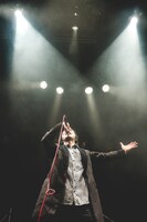 上中丈弥（Vo）（撮影：鈴木友莉）