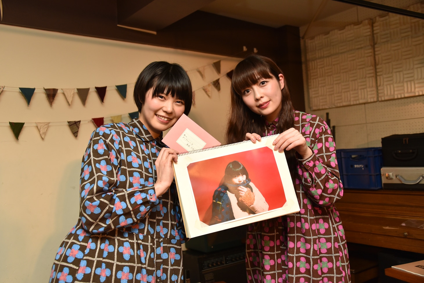 2018年1月に行われたイベント「南波志帆10周年ファン感謝祭！ありが10トークショー 第2回 ～明けましたね！明けるもんですね！めぐしほ夫婦の2018年！の巻～」で“挙式”を行ったMegu（左）と南波志帆（右）。
