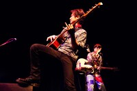 左から坂倉心悟（B）、古村大介（G）。（撮影：岡田貴之）