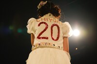 背中に「20」の文字がスパンコール刺繍で描かれたジャケットを着た伊藤千由李（チームしゃちほこ）。