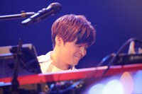 “コナンくん”こと小名川高弘（Key, G）。（Photo by HIROKAZU）