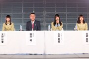 左から太野彩香、篠田昭市長、北原里英、加藤美南。