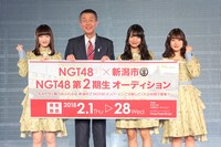 左から太野彩香、篠田昭市長、北原里英、加藤美南。