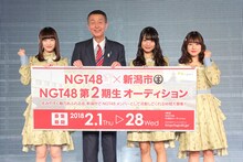 左から太野彩香、篠田昭市長、北原里英、加藤美南。