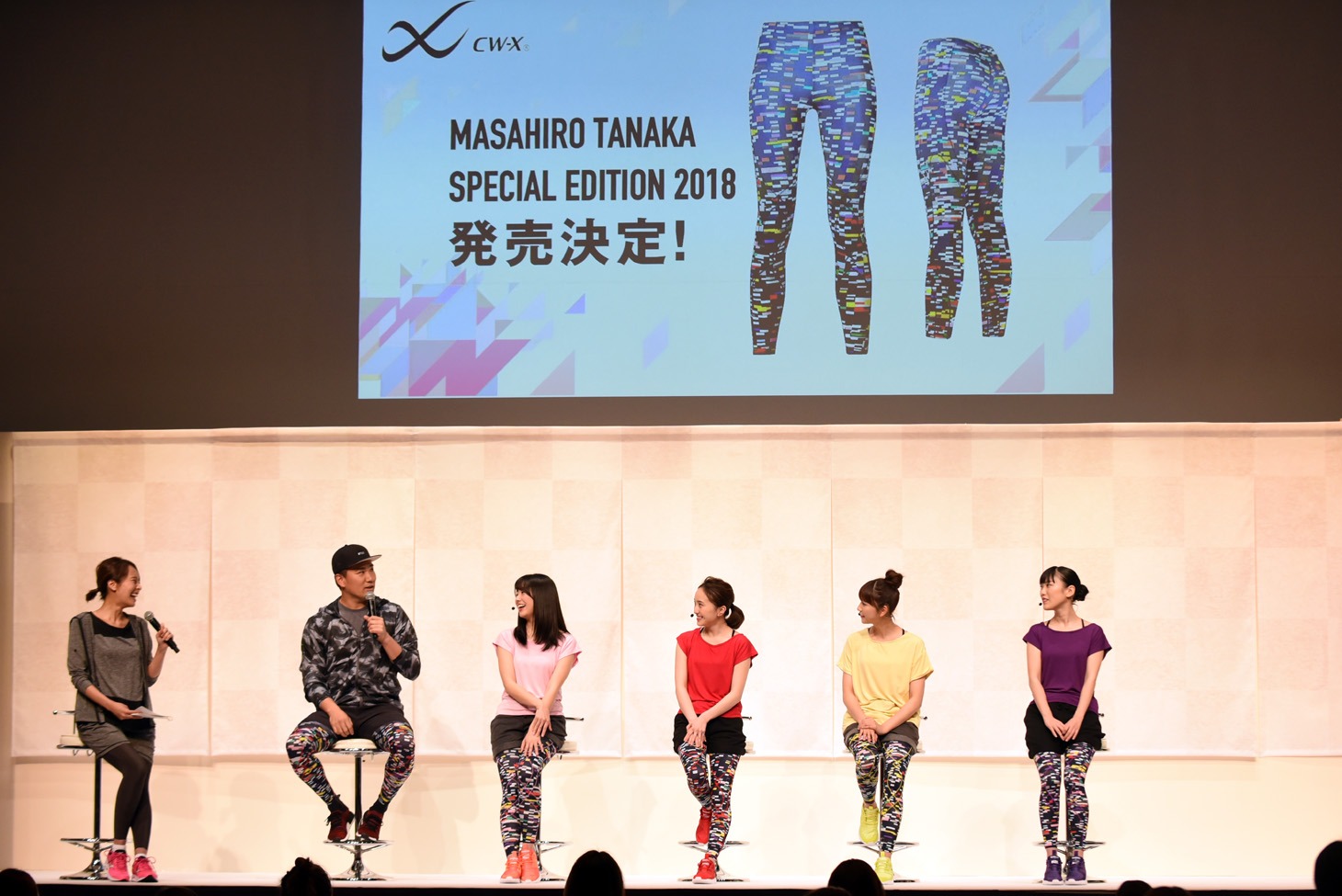 田中将大選手とももいろクローバーZが登壇した「CW-X WOMEN SPECIAL EVENT」の様子。