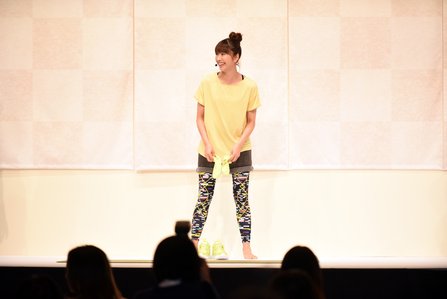 裸足になった玉井詩織。