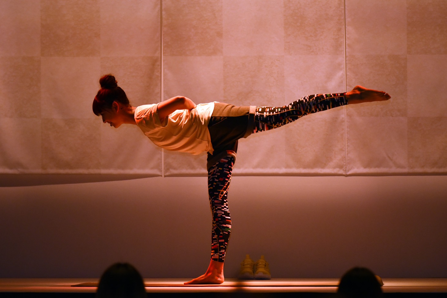 ヨガポーズを決める玉井詩織。