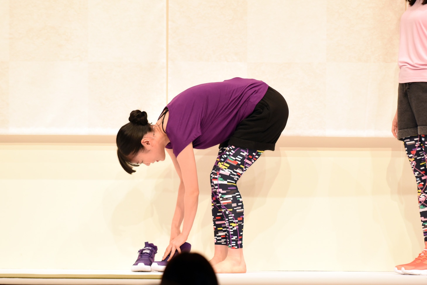 靴を脱ぐ高城れに。