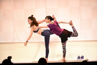 ヨガポーズのレクチャーを受ける高城れに。