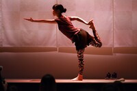 ヨガポーズを決める高城れに。