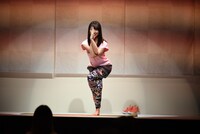 ヨガポーズを決める佐々木彩夏。