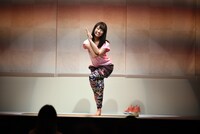 ヨガポーズを決めて笑顔を見せる佐々木彩夏。