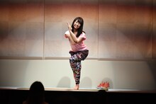 ヨガポーズを決めて笑顔を見せる佐々木彩夏。