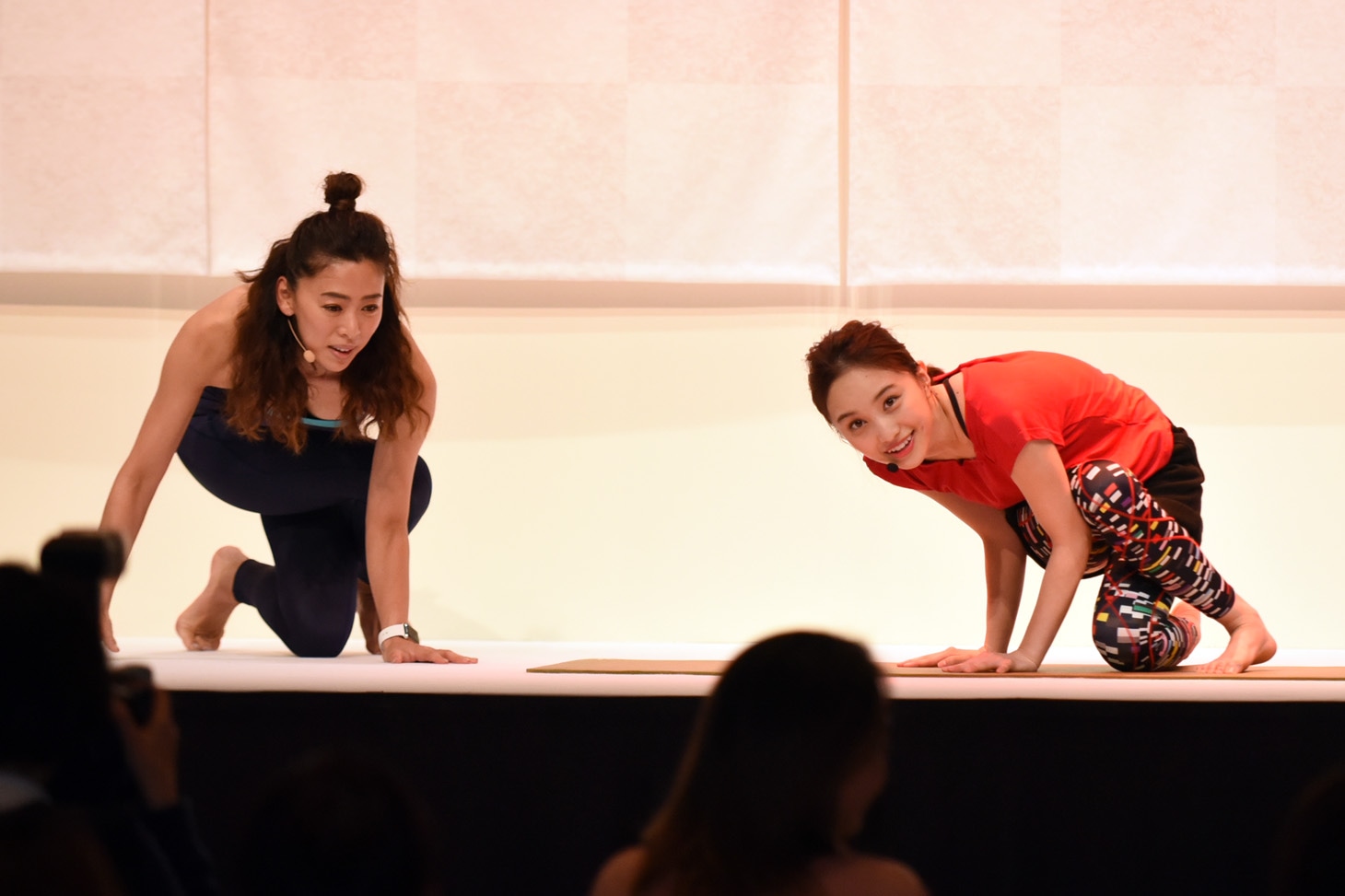 ヨガポーズのレクチャーを受ける百田夏菜子。