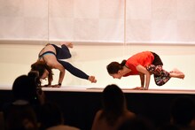 ヨガポーズのレクチャーを受ける百田夏菜子。