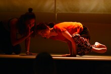 ヨガポーズを決める百田夏菜子。