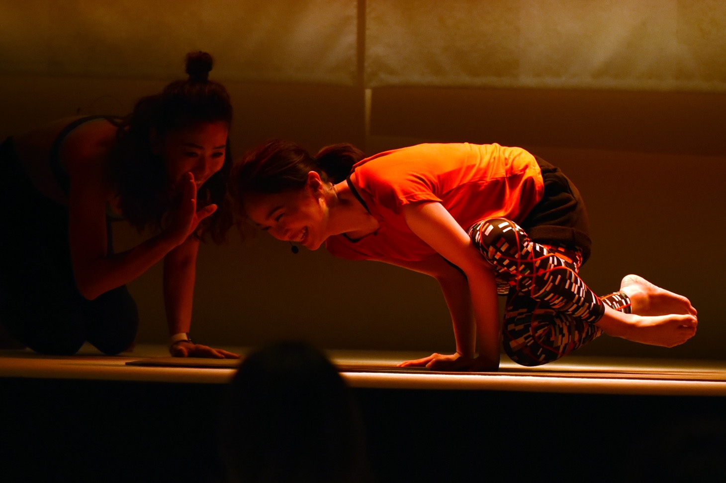 ヨガポーズを決める百田夏菜子。