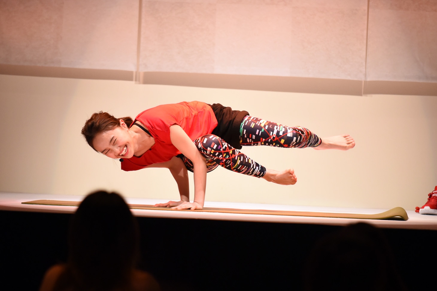 ヨガポーズを決める百田夏菜子。