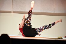 ヨガポーズを決めたあとに転がる百田夏菜子。