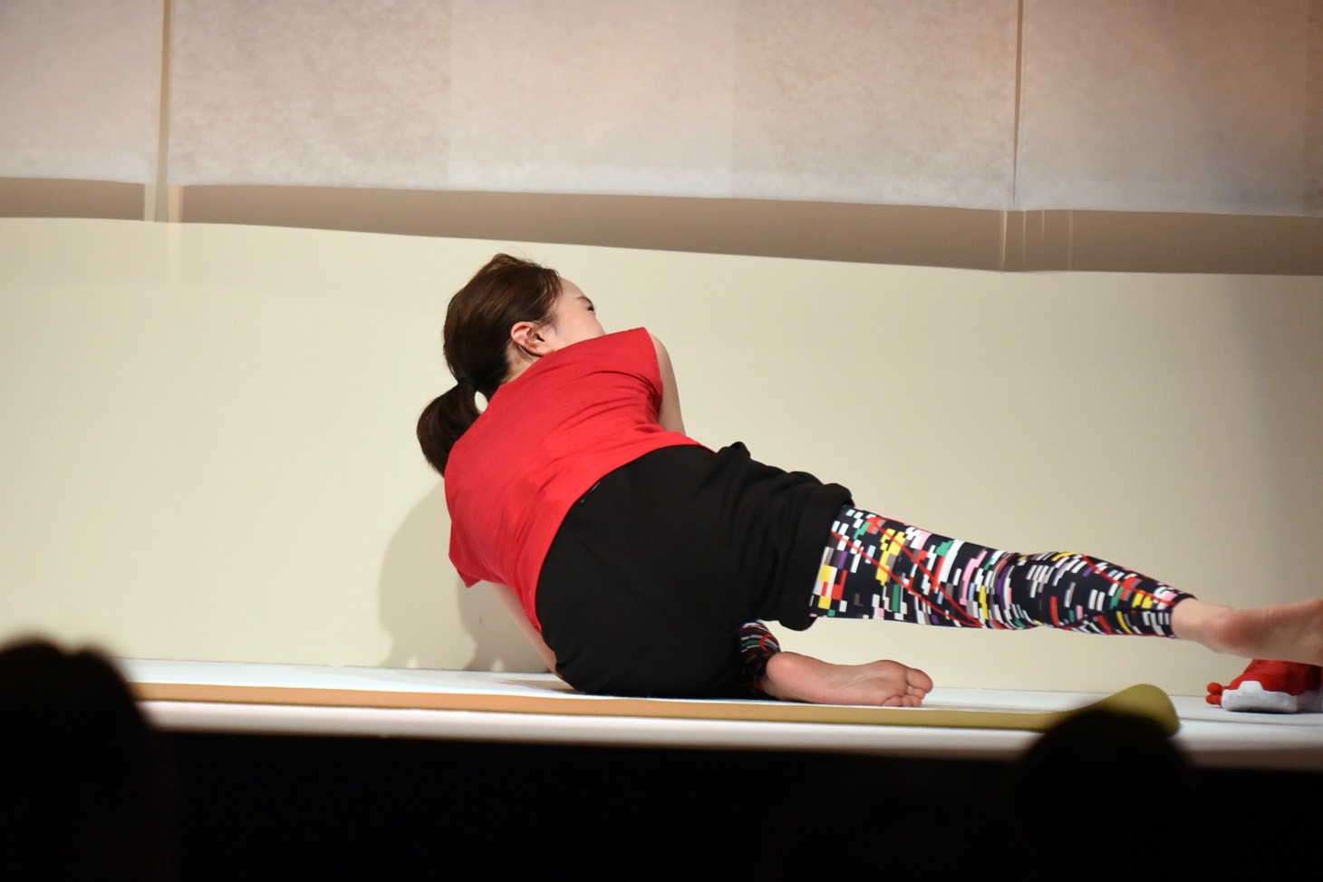 ヨガポーズを決めたあとに転がった百田夏菜子。