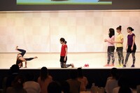 ヨガインストラクター野沢和香のヨガポーズを見るももいろクローバーZ。