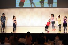 勝者が佐々木彩夏に決まった瞬間の様子。