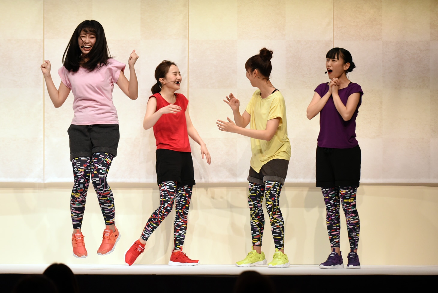 喜ぶ佐々木彩夏とほか3人。