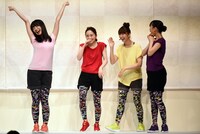 喜ぶ佐々木彩夏とほか3人。