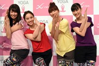 ヨガポーズを決めるももいろクローバーZ。