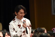 客席を歩きながら登場した矢部昌暉（DISH//）。