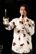 ワインのラベルを見せる矢部昌暉（DISH//）。